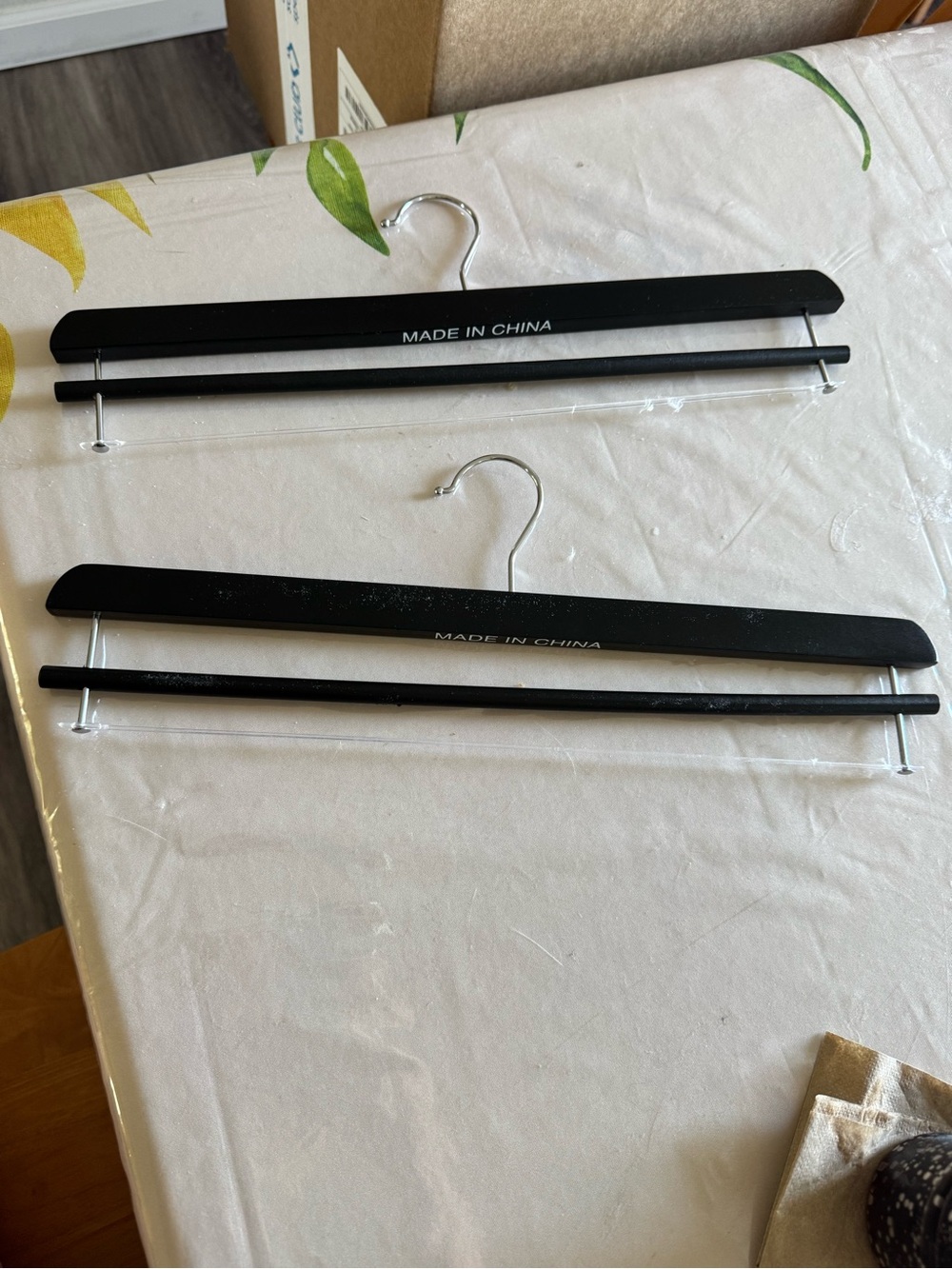 Set of 2 hangers for blankets